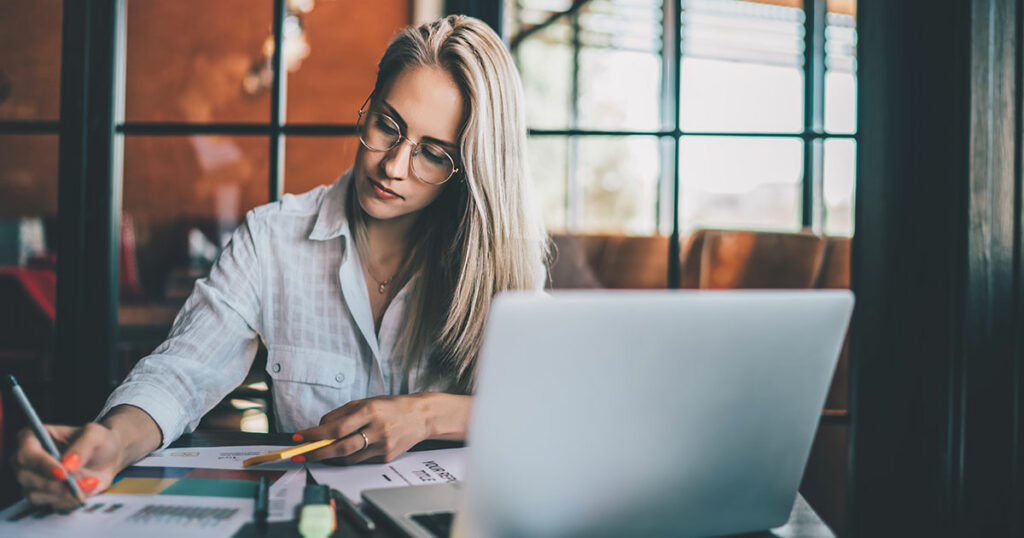 woman working on online business